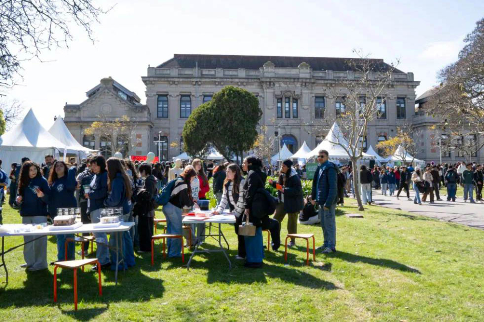 Jóvenes recorrieron la feria UPA y sus stands Jóvenes recorren la feria UPA, al aire libre