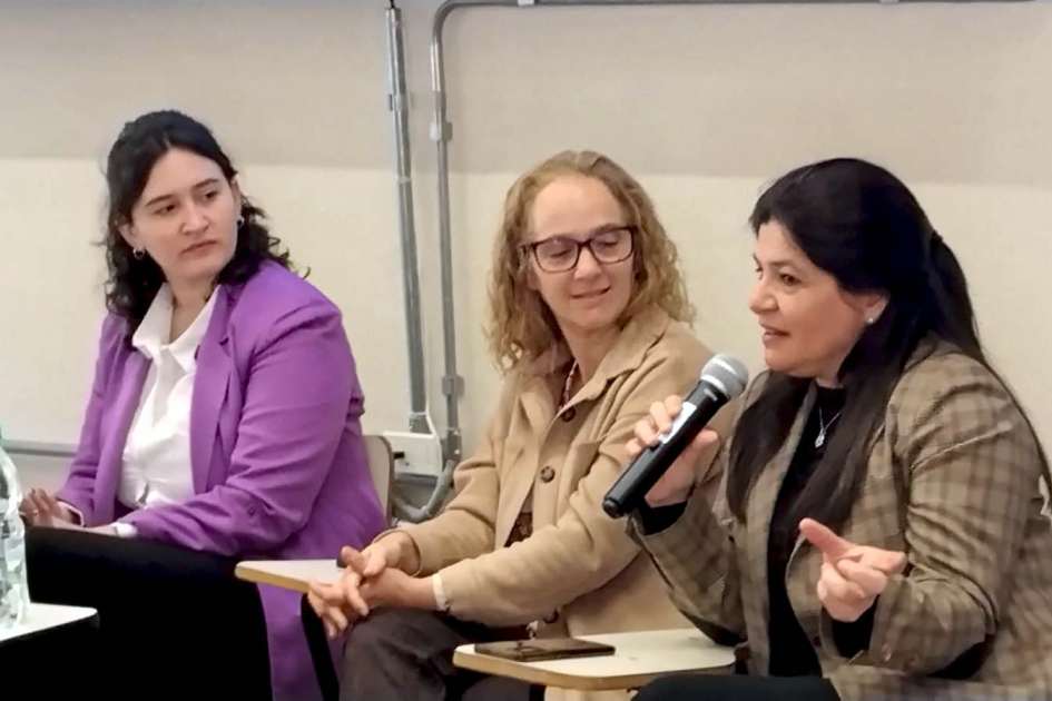 Directora nacional de Energía, Arianna Spinelli, expuso en un panel Arianna Spinelli habla junto a dos mujeres