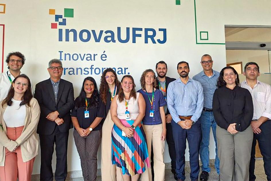 Técnicos y funcionarios dialogaron como parte de las actividades Grupo de personas, entre las que se encuentra el director Martínez, posan para la foto