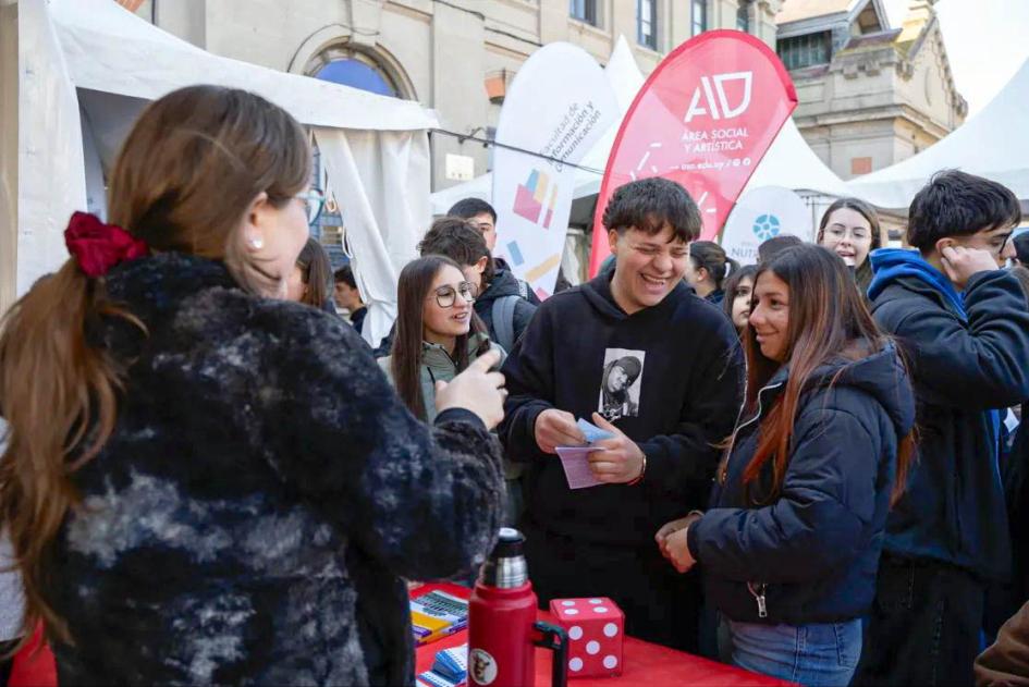 Estudiantes en un stand Jóvenes intercambian entre sí