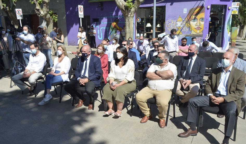 Público en la inauguración de Durazno; las sillas se ubican en la calle