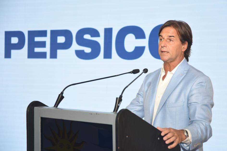 Presidente Luis Lacalle Pou Presidente Lacalle Pou habla desde un atril; detrás dice PepsiCo