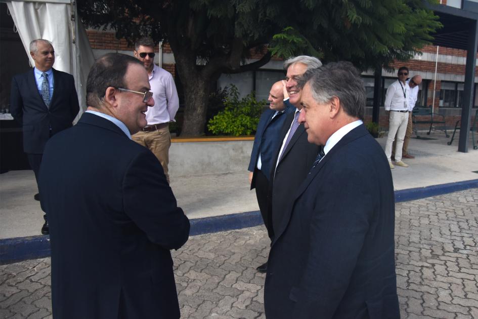 La inauguración se realizó en la zona franca de Colonia Paganini dialoga con otras personas
