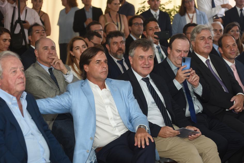 Público y autoridades Público; en primera fila Lacalle Pou está junto a Paganini