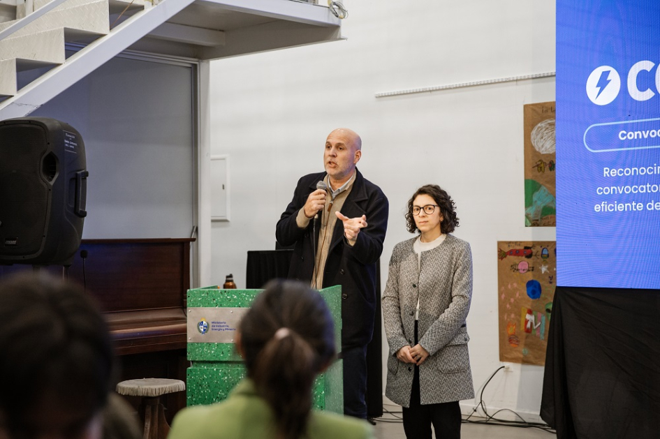 Intendente de Canelones en atril junto a directora