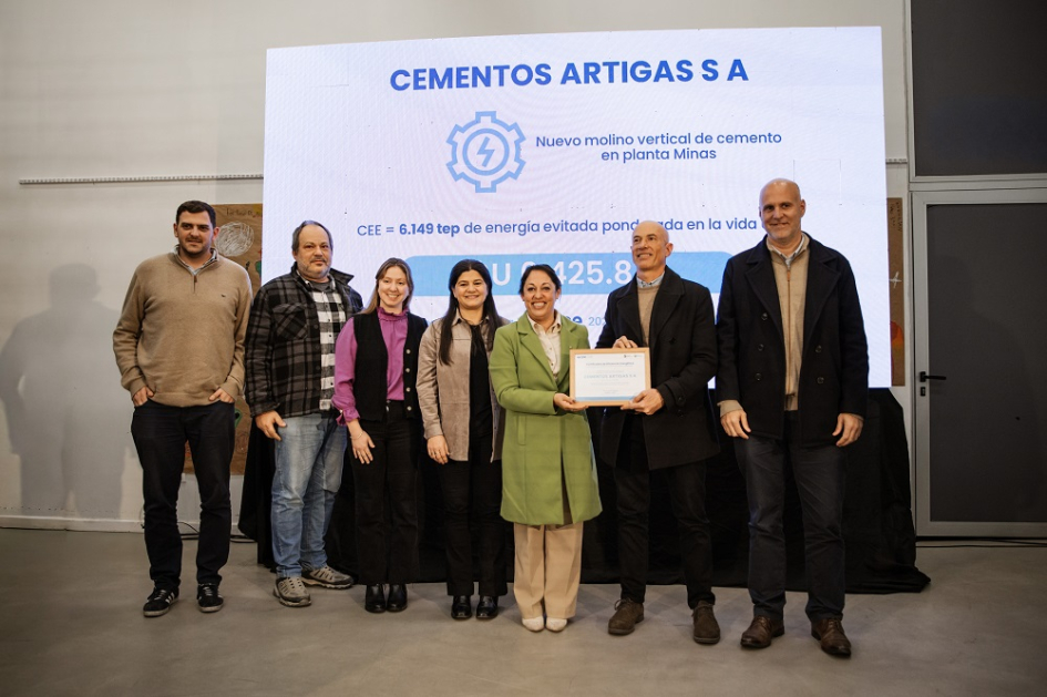 Autoridades y representantes de Cementos Artigas CM. Ministra sostiene marco con reconocimiento