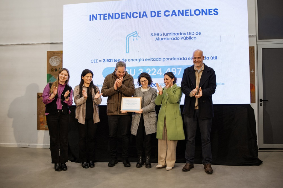 Autoridades y referentes de la Intendencia de Canelones reciben reconocimiento