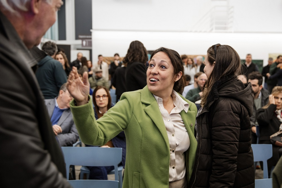 Ministra Cardona saluda