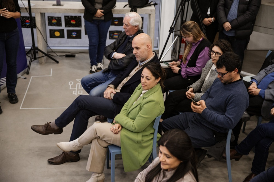 Ministra Cardona sentada junto al intendente de Canelones y la directora de Energía