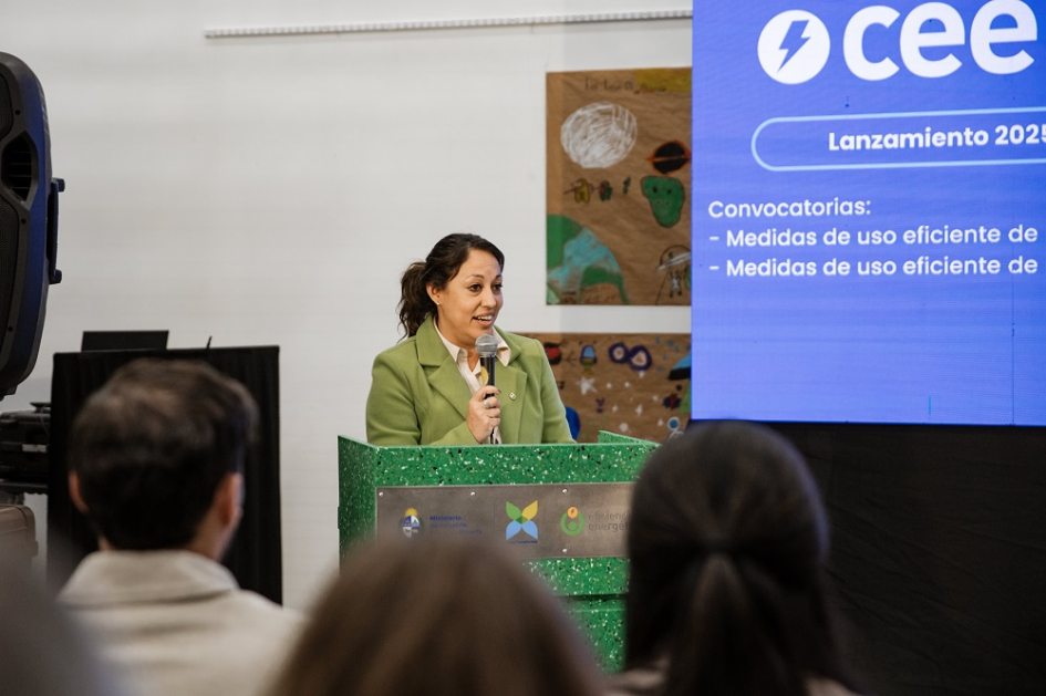 Ministra Cardona habla desde atril
