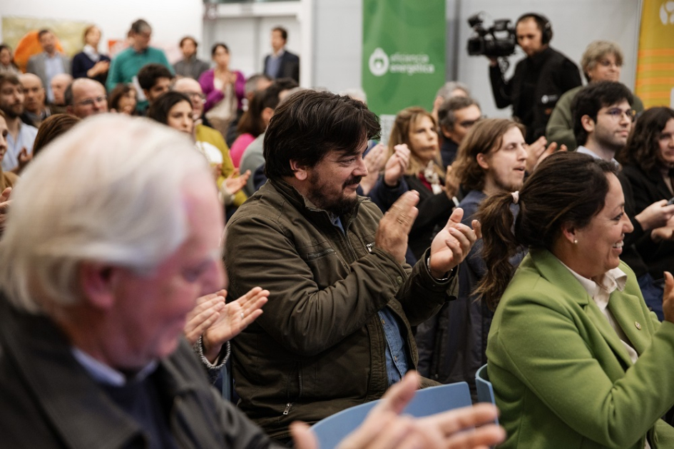 Público y ministra aplauden