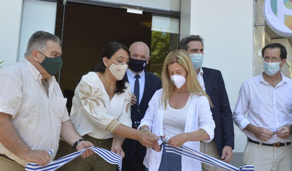 Corte de cinta en sede de Durazno Corte de cinta en la sede de Durazno; está a cargo de Lorena Ponce de León, con autoridades