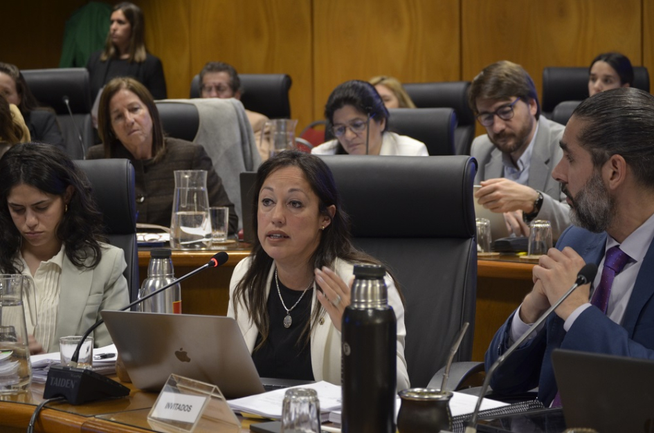 Ministra Cardona. A sus lados, el director general y la subsecretaria. Detrás directores nacionales