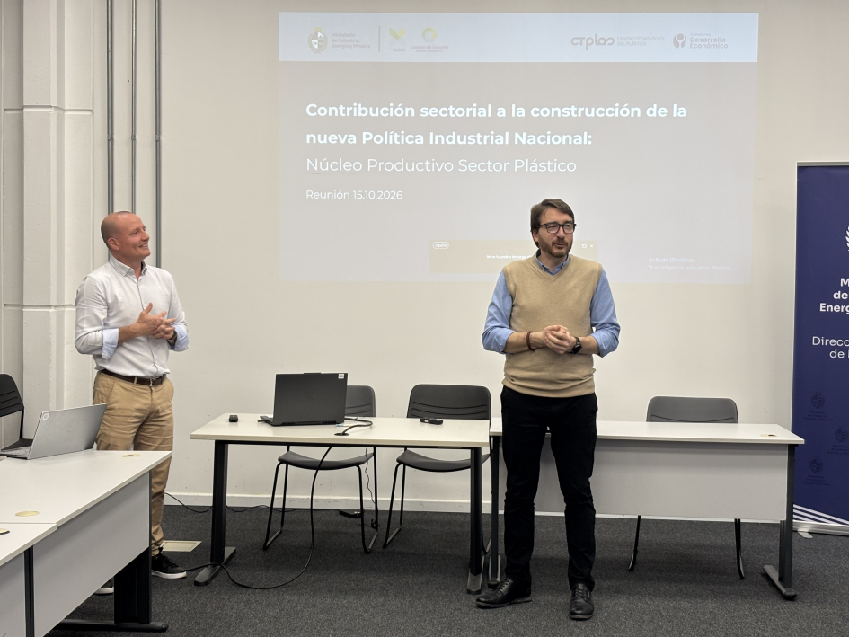El director de la DNI, Adrián Míguez, disertó en la reunión plenaria del Núcleo Productivo Plástico Director de Industrias, Adrián Miguez, de pie. Detrás, hombre de pie y pantalla.