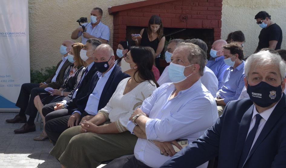 Público en inauguración de sede de Paso de los Toros; en primera fila, las autoridades