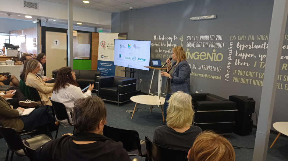 Directora Marianela Delor abrió el taller. Foto: DNPI. Directora Delor habla de pie, ante el público, sentado