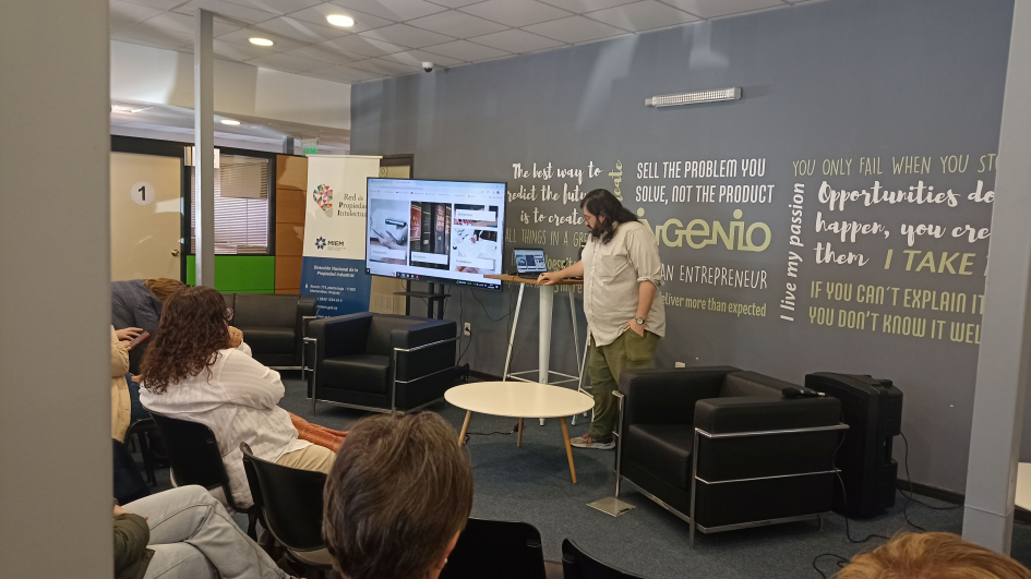 El Dr. Néstor Méndez presentó el Registro de Software. Foto: DNPI. Hombre, de pie, realiza una presentación