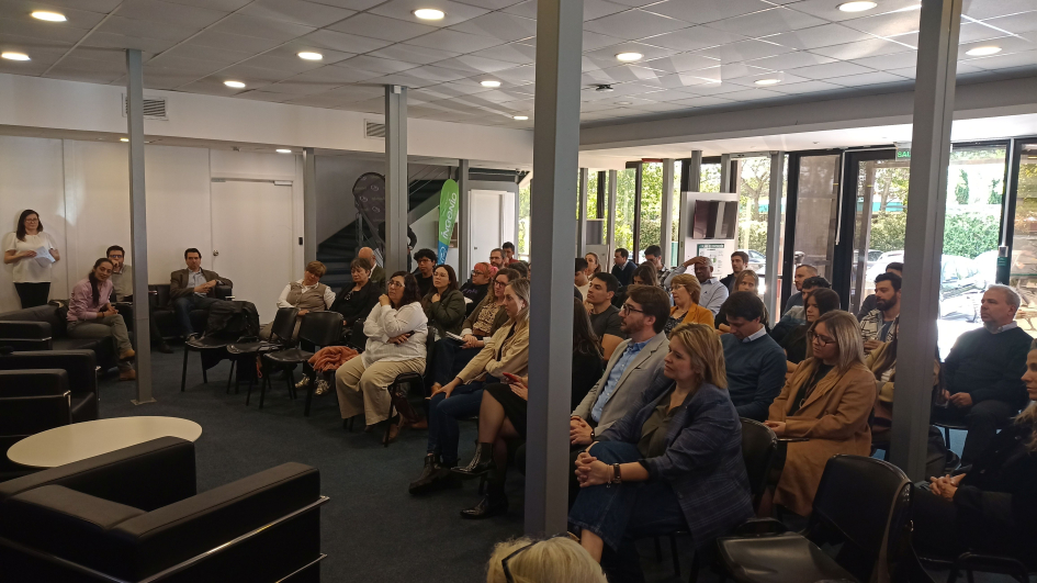 Taller de PI para emprendedores. Foto: DNPI. Publico, sentado
