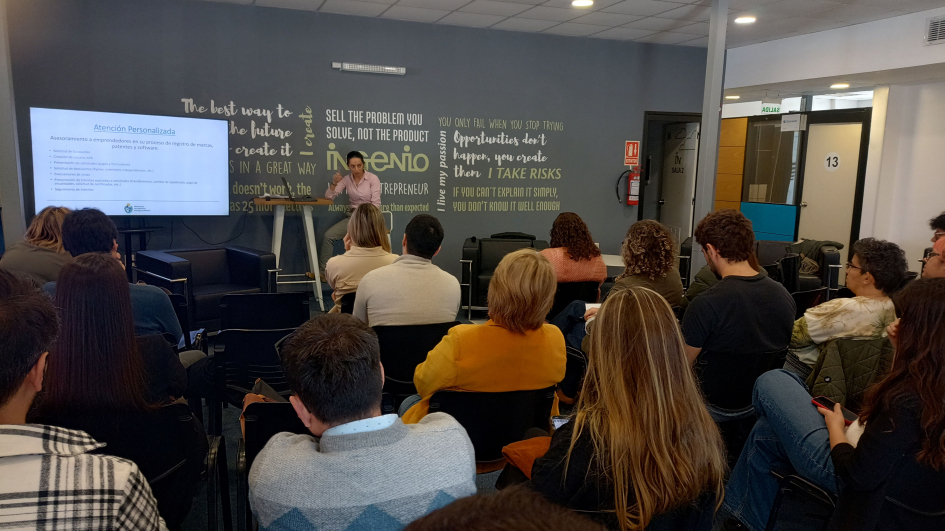 Lic. Eliana Videla presentó el área de Atención Personalizada. Foto: DNPI. Mujer, de pie, realiza una presentación ante el público, sentado