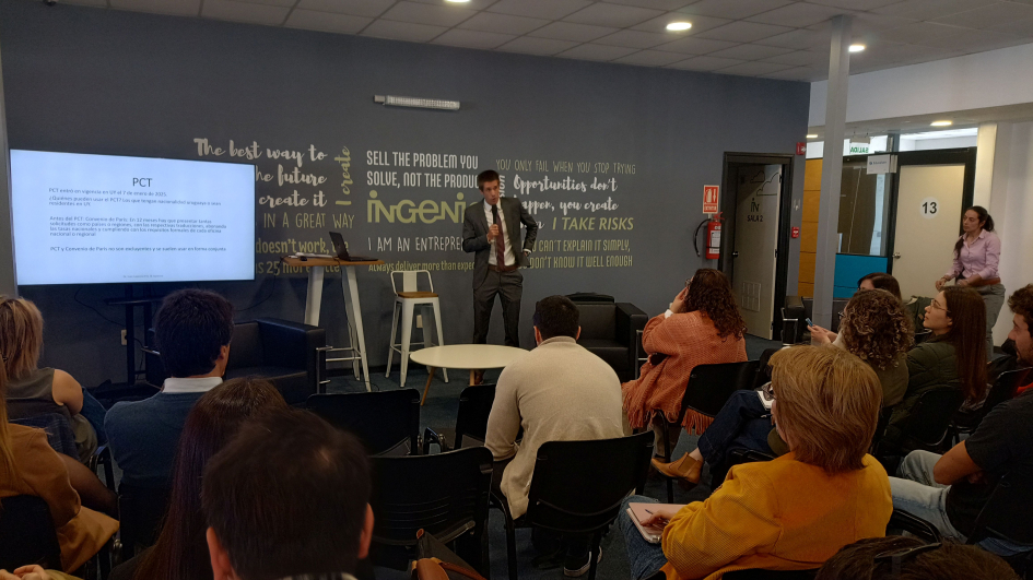 Dr. Juan Lapenne, de AUDAPI, abordó el PCT. Foto DNPI. Hombre, de pie, realiza una presentación ante el público, sentado