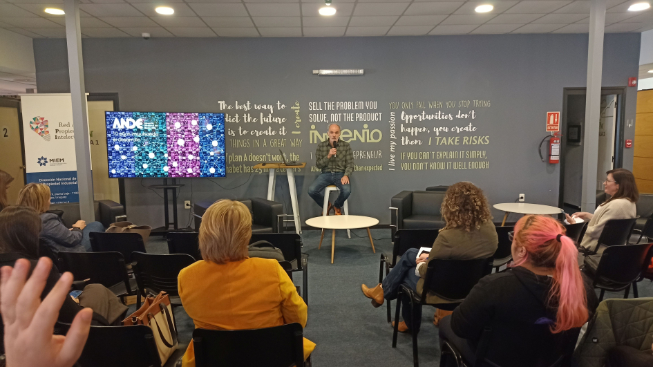 Cr. Yamandú Delgado, de ANDE. Foto: DNPI. Hombre, de pie, realiza una presentación ante el público, sentado