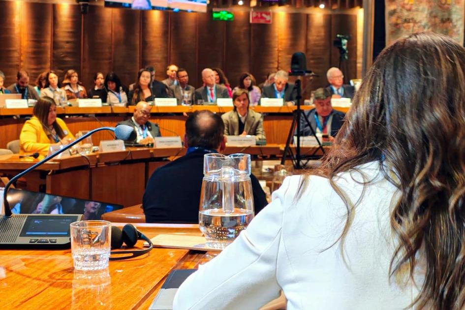 Conferencia sobre cooperativas en Santiago de Chile De espaldas, la ministra Cardona; al frente, mesas en anfiteatro con participantes de la conferencia