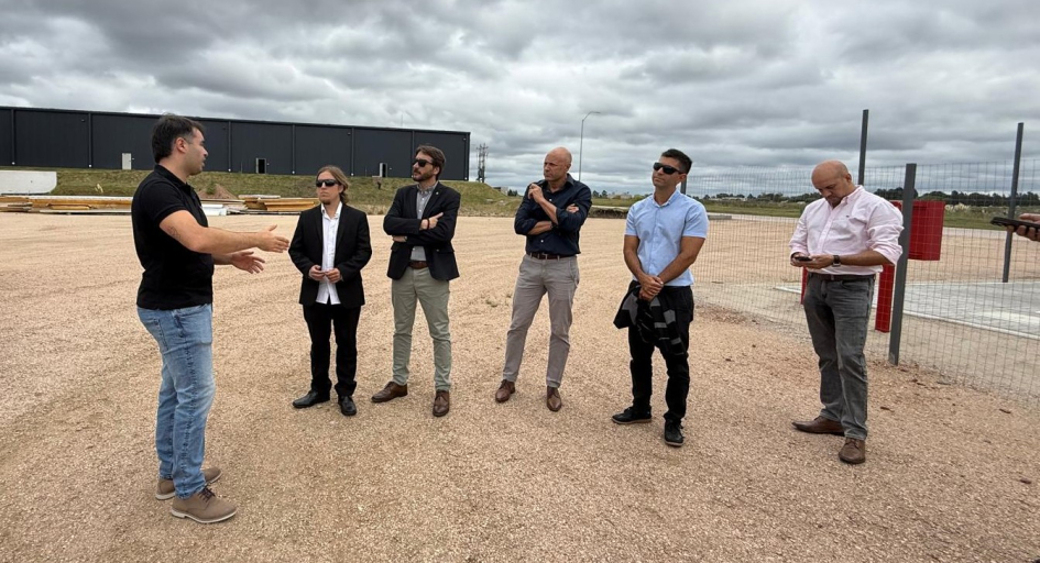 Personas dialogan en un espacio abierto