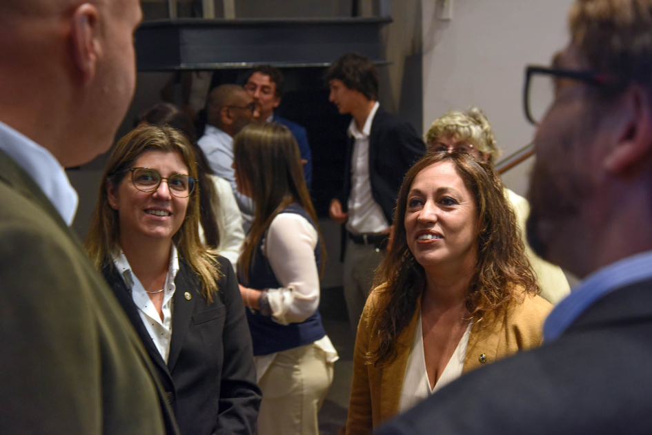 Tamara Paseyro junto a Fernanda Cardona hablan con dos personas que se encuentran frente a ellas