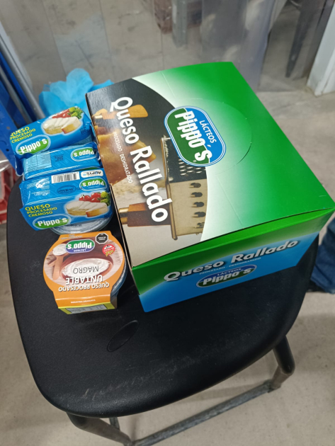 Recipientes de queso rallado, untable y procesado cremoso de Familia Pippo's