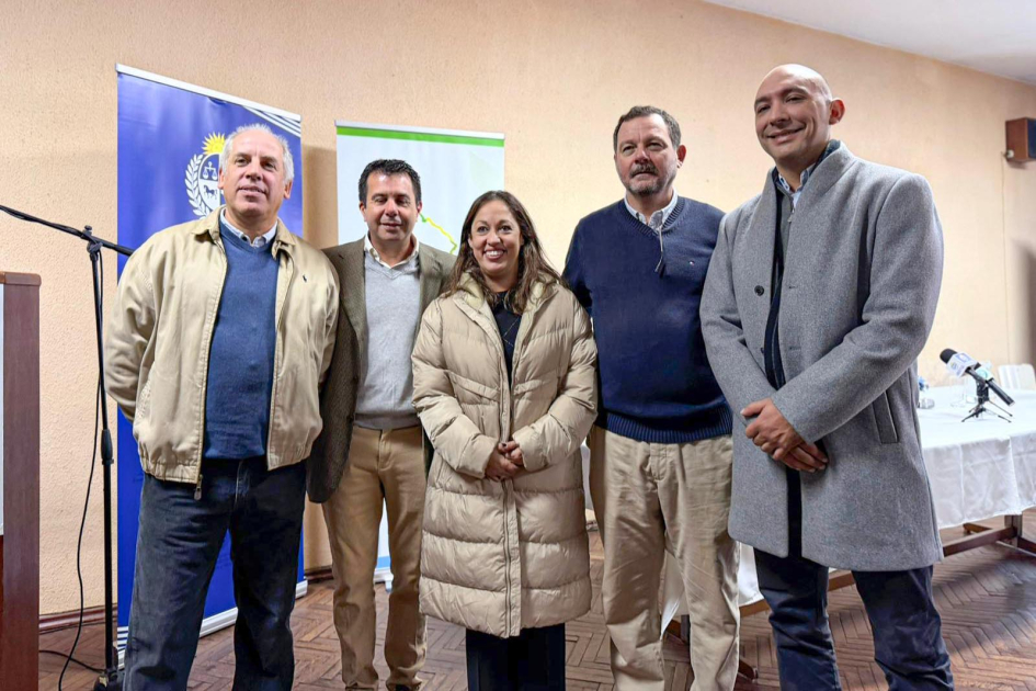 Lanzamiento del programa Transforma Territorio, en su convocatoria para la región este del país Cardona y otros participantes, de pie