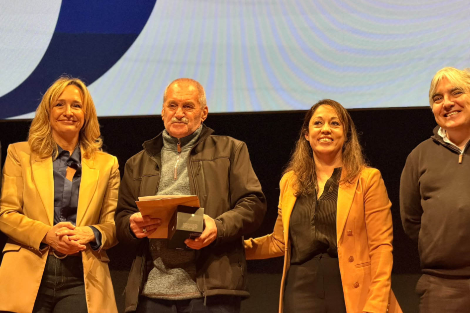 Conmemoración del 52.° aniversario de Antel Cardona y autoridades de Antel, junto a un funcionario con un diploma en la mano