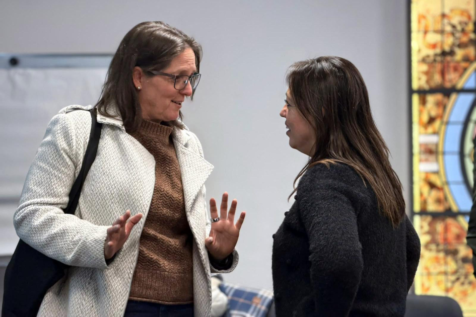 Ministra Fernanda Cardona y Andrea Mendaro, gerenta general de CUTI Cardona habla, de pie, con Mendaro