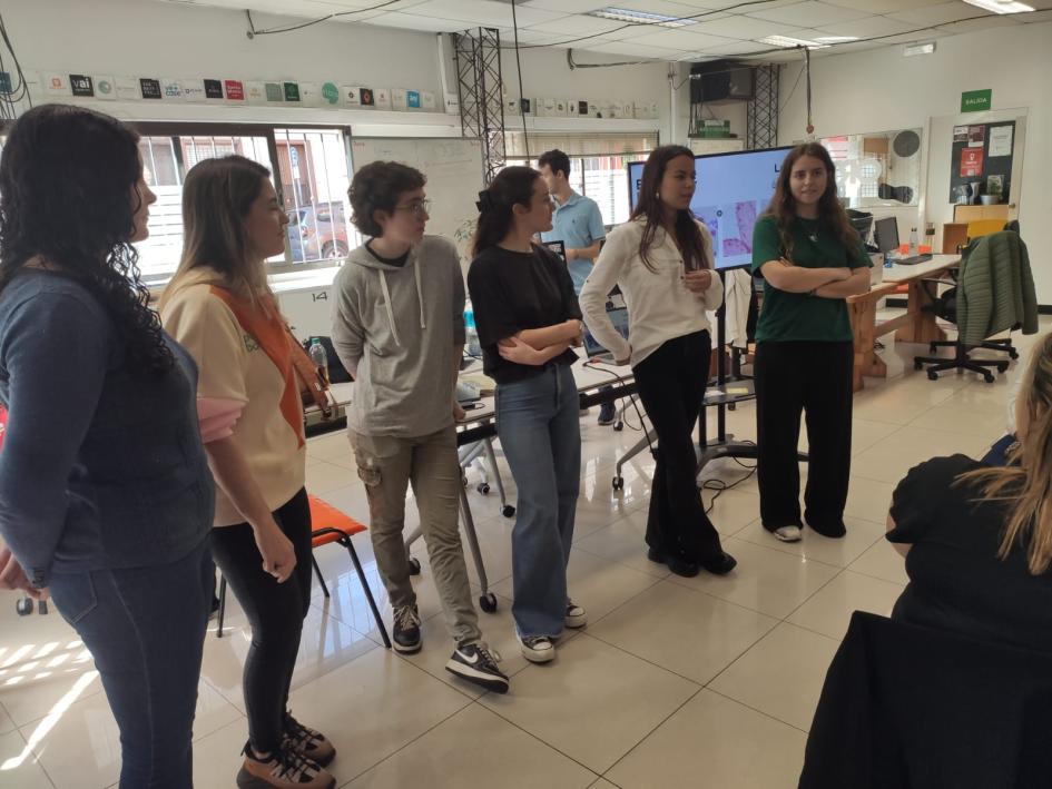 Emprendedoras de ORT disertaron ante las jóvenes Emprendedoras de ORT disertando ante jóvenes