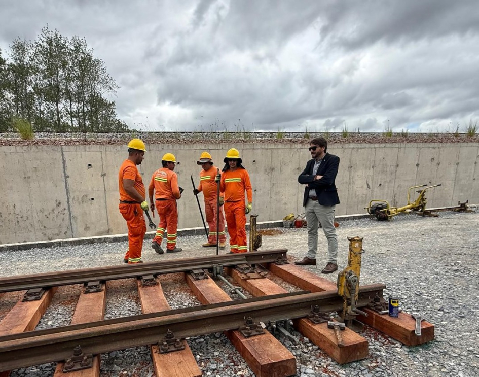Personas en un espacio exterior; cuatro de ellas visten cascos y mamelucos