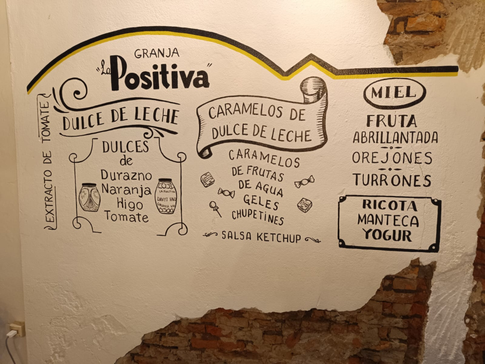 Pared con descripción de productos fabricados por Granja La Positiva