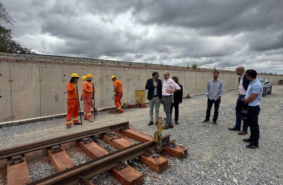 Personas en un espacio abiertos; algunas visten cascos y mamelucos