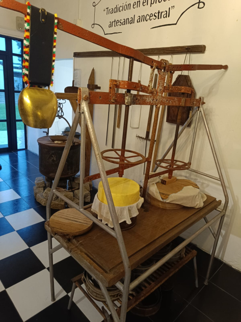 Antiguas herramientas para fabricación de quesos en forma artesanal