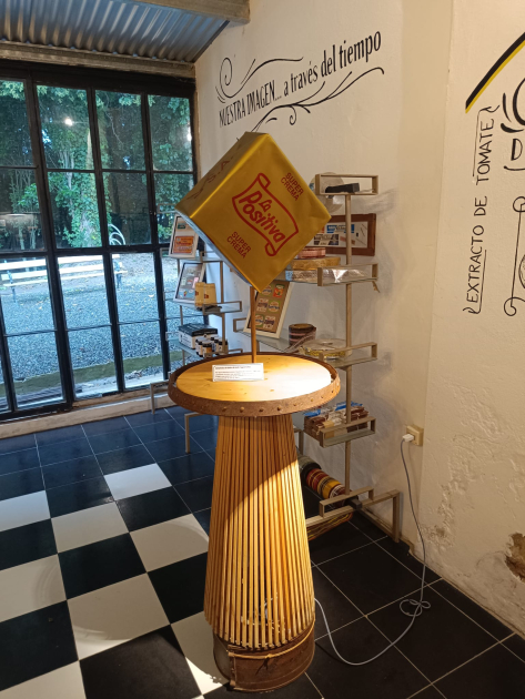Antiguo exhibidor de caramelos de dulce de leche de Granja La Positiva, sobre suelo ajedrezado
