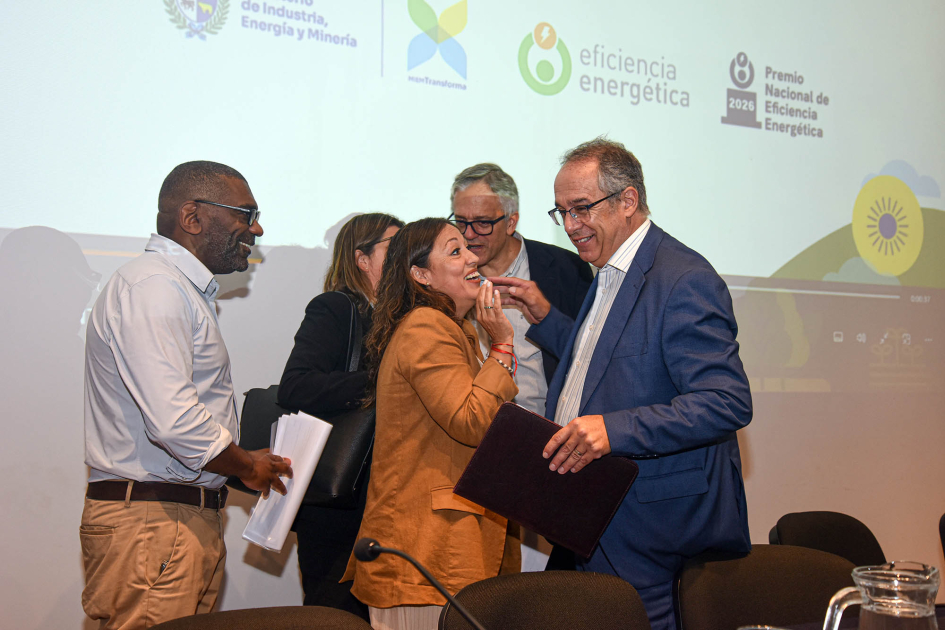 Fernanda Cardona, José Carlos Mahía, Rodrigo Arim, Edgardo Ortuño y Tamara Paseyro hablan y sonrien