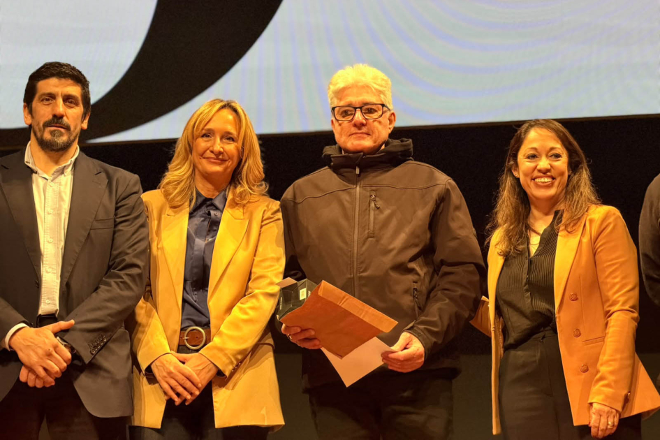 Conmemoración del 52.° aniversario de Antel Cardona y autoridades de Antel, junto a un funcionario con un diploma en la mano