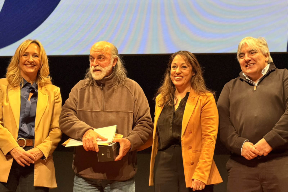 Conmemoración del 52.° aniversario de Antel Cardona y autoridades de Antel, junto a un funcionario con un diploma en la mano