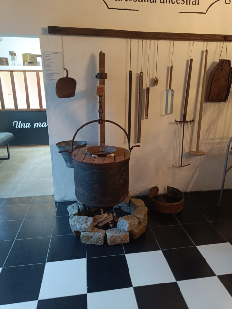 Antiguos utensilios de cocina exhibidos en pared del espacio museográfico de Casona La Positiva