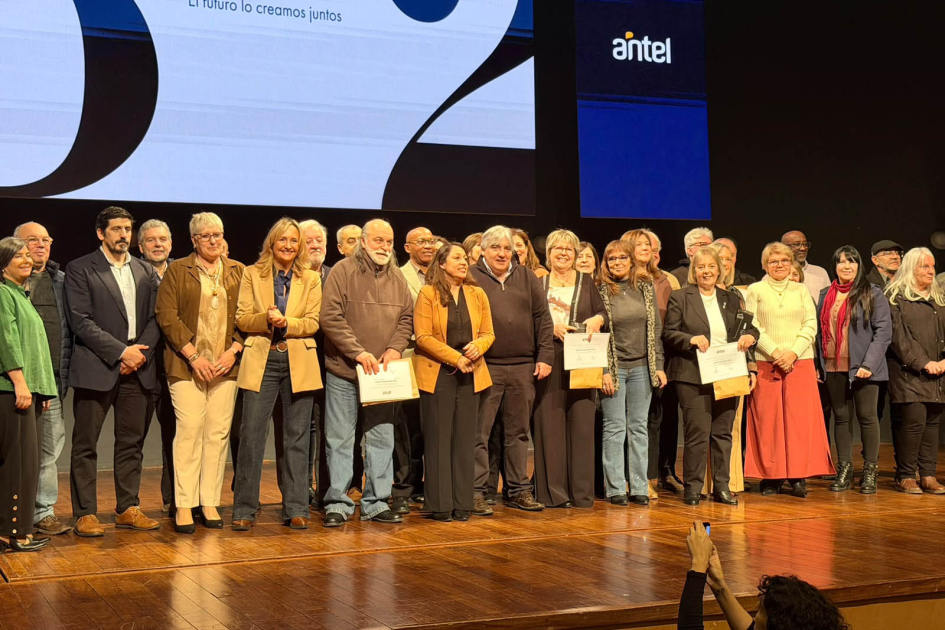 Conmemoración del 52.° aniversario de Antel Autoridades y funcionariado, sobre un escenario