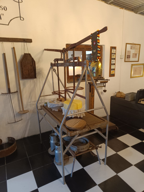 Antiguas herramientas para fabricación de quesos en forma artesanal, sobre piso ajedrezado