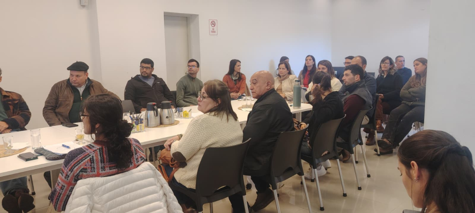 Participantes del taller para postulantes del Fondo Industrial 2026 en Durazno, sentados en mesa