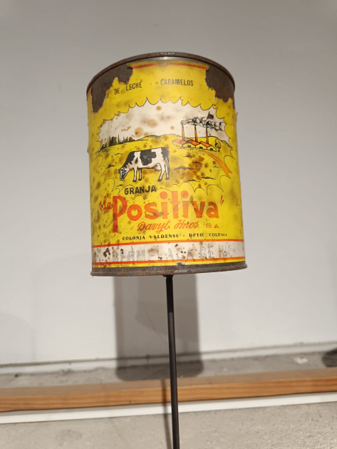 Antiguo contenedor de caramelos de leche exhibido en espacio museográfico de Casona La Positiva