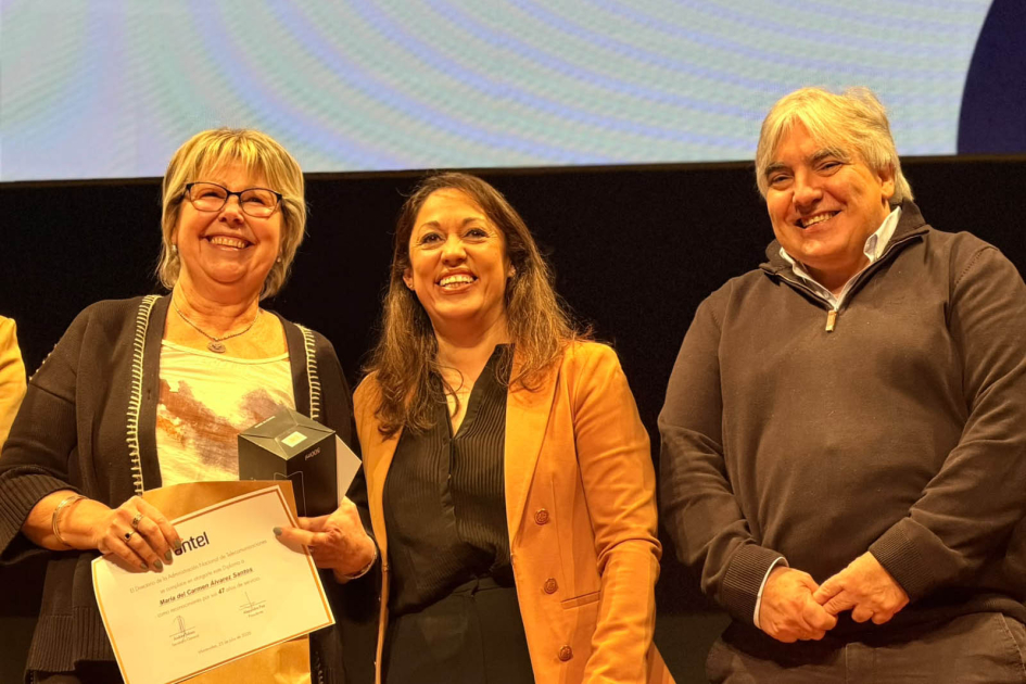 Conmemoración del 52.° aniversario de Antel Paz, Cardona y funcionaria que sostiene un diploma