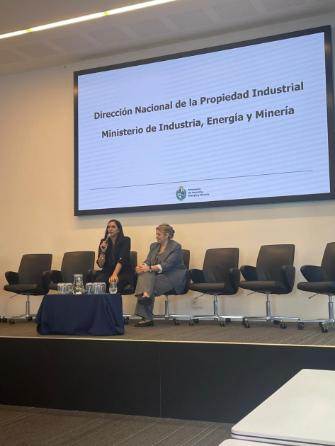 Directora Delor y Agustina Fernández. Foto: AUDAPI Directora Delor y Agustina Fernandez sentadas en el escenario.