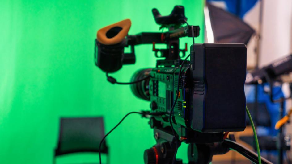 La convocatoria estará abierta hasta el 29 de julio. Cámara en estudio de grabación que filma silla en croma