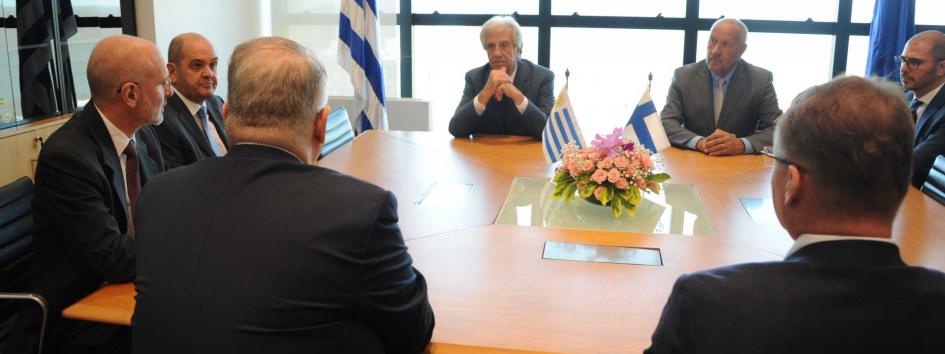 Tabaré Vázquez y Jussi Pesonen con autoridades nacionales y de UPM Tabaré Vázquez y Jussi Pesonen con autoridades nacionales y de UPM